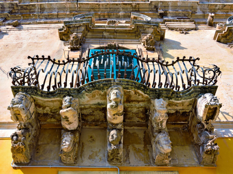 Pas seulement du baroque: à la découverte des beautés de Modica modica balcone