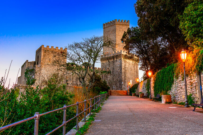 Ritorno al passato tra le vie e i panorami di Erice