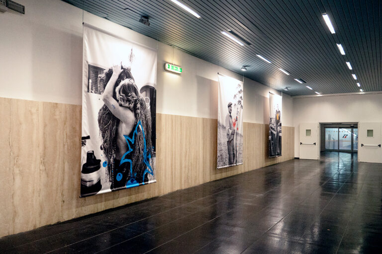 IMPOP Archetypes: La photographie et la peinture se rencontrent lors d’une exposition d’art contemporain à l’aéroport Falcone Borsellino