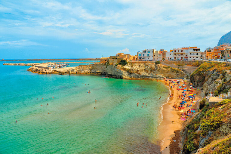 La spiaggia e le calette di Terrasini